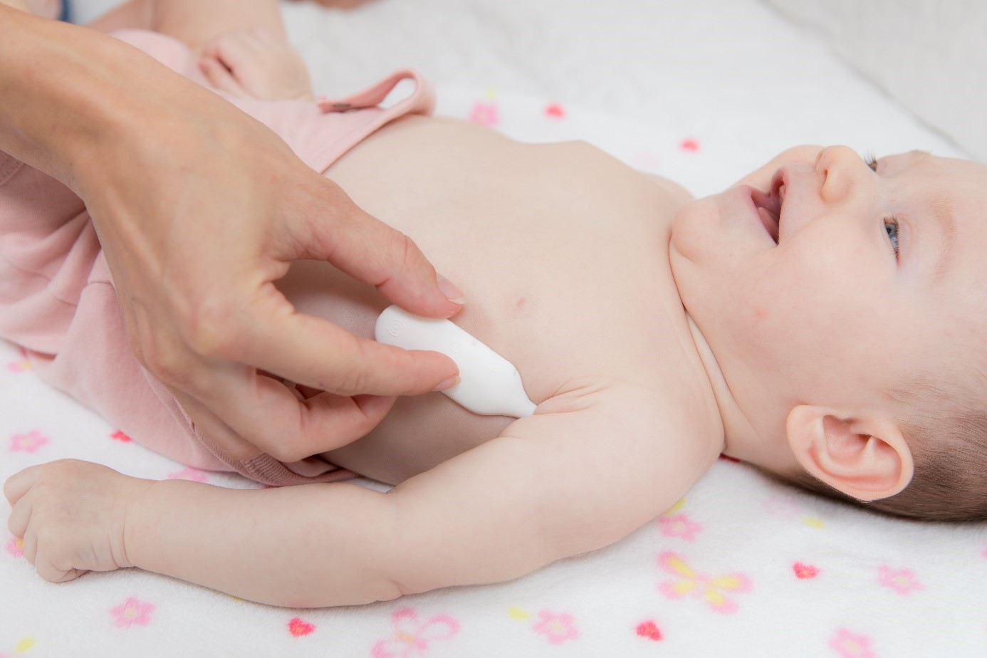 Výhodou snímače Thermeeno je jeho velmi snadné použití. Stačí ho jednoduše nalepit do podpaží a o vše ostatní se ve spojení s mobilní aplikací postará sám.