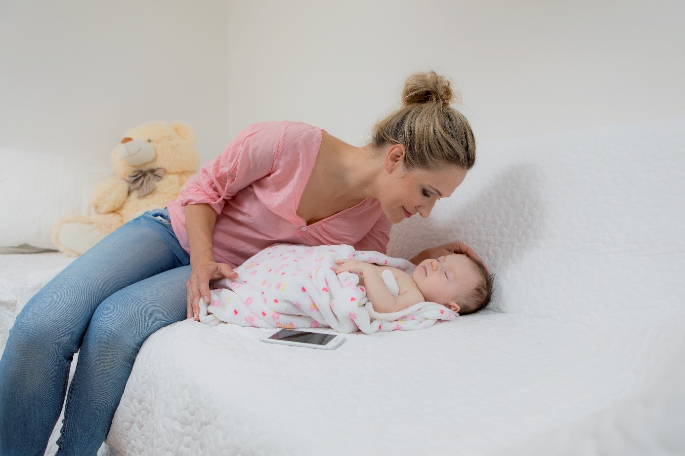 Velkou výhodou snímače Thermeeno, kterou ocení každý starostlivý rodič, je měření tělesné teploty na dálku.