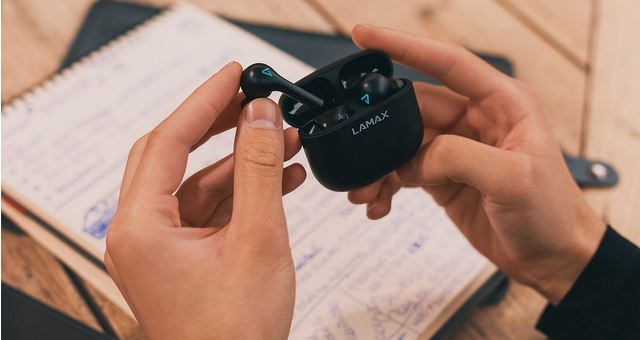 Obr&aacute;zek LAMAX Trims1 Black bezdr&aacute;tov&aacute; sluch&aacute;tka