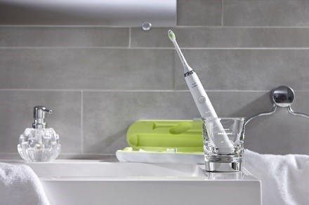 Obr&aacute;zek PHILIPS SONICARE DiamondClean White HX9332/04 sonick&yacute; elektrick&yacute; zubn&iacute; kart&aacute;ček s nab&iacute;jec&iacute; sklenic&iacute; (5)