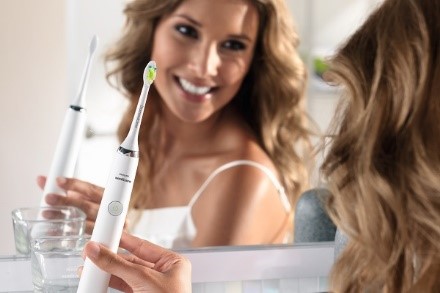 Obr&aacute;zek PHILIPS SONICARE DiamondClean White HX9332/04 sonick&yacute; elektrick&yacute; zubn&iacute; kart&aacute;ček s nab&iacute;jec&iacute; sklenic&iacute; (3)