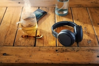 Obr&aacute;zek PHILIPS TAH5205BK/00 bezdr&aacute;tov&aacute; sluch&aacute;tka v čern&eacute; barvě (2)