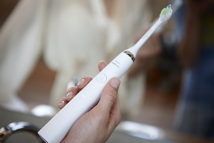 Obr&aacute;zek PHILIPS SONICARE DiamondClean White HX9332/04 sonick&yacute; elektrick&yacute; zubn&iacute; kart&aacute;ček s nab&iacute;jec&iacute; sklenic&iacute; (4)